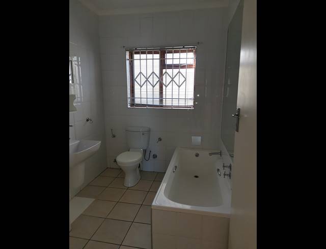 3 bed property to rent in TABLE VIEW